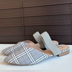 NWOT. Journee Collection Womens Roxeene Slip On Pointed Toe Mules Flats Sz 10